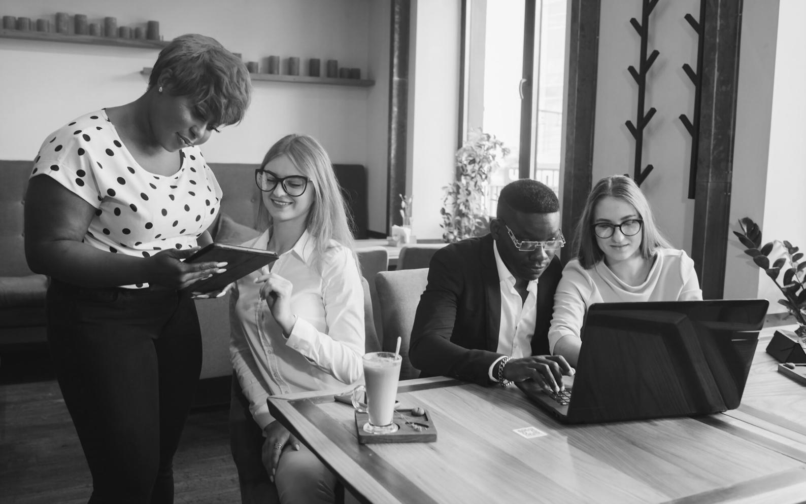 Équipe elyvariont discutant avec des participants lors d'une session de conseil personnalisé sur l'éducation financière