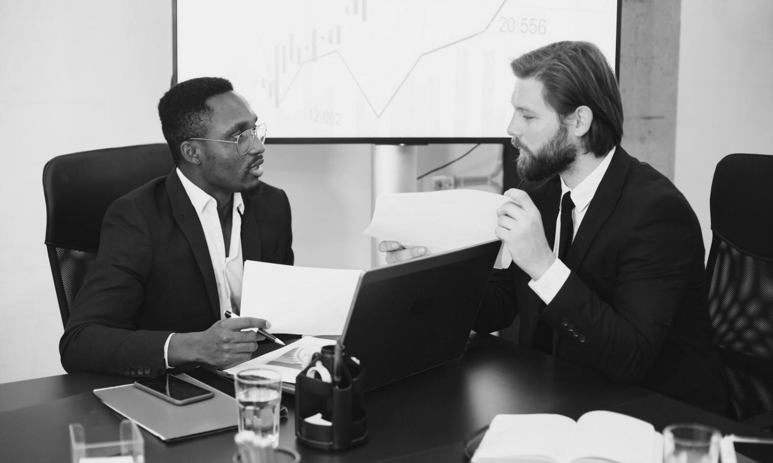 Salle de formation avec participants travaillant sur des analyses financières